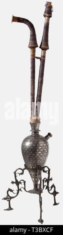 Ein Silber-Intarsien indische Wasserpfeife (Shisha), Bidar, Dekkan, 19. Jahrhundert tropfenförmige Wasserkrug aus Zink vollständig bedeckt mit floralen, Silber - mit Intarsien Muster (minimale Mängel). Auf der Oberseite zwei Verbindungsstücke in einer Textil- Abdeckung für das Rohr und der Brenner Schüssel gewickelt. Openwork Base (später?) aus Messing. Gesamthöhe 82 cm. Typische, sogenannte bidriware. historischen, historische, 19. Jahrhundert, Objekt, Objekte, Stills, Clipping, Clippings, Ausschneiden, Ausschneiden, Ausschnitten, Waffe, Waffen, Waffen, Waffen, Additional-Rights - Clearance-Info - Not-Available Stockfoto