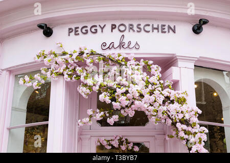 LONDON, GROSSBRITANNIEN, 27. MÄRZ 2019: Stilvolle Cake Shop in der gehobenen Chelsea sind mit Kirschblüten Zweige eingerichtet Stockfoto