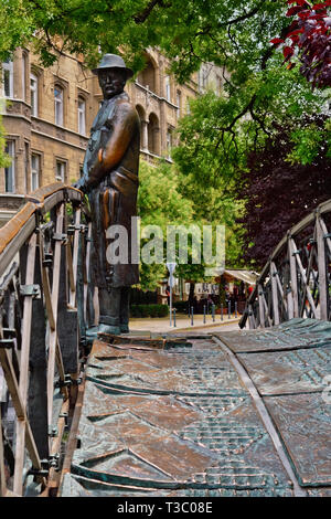 Ungarn, Budapest, Statue von Imre Nagy gegenüber dem ungarischen Parlament, kommunistischer Politiker und Reformer, die nach der Revolution 1956 ausgeführt wurde. Stockfoto