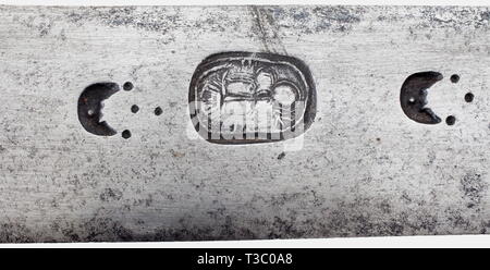 Eines scharfrichters Schwert, Süddeutschland oder Österreich, um 1700 breite Klinge mit einem stumpfen Punkt. Große Turks Head Markierung eingeprägt auf der einen Seite inmitten zwei Crescent Monde. Feuer - Messing vergoldet quillons und schwere Birne Knauf. Griff mit Kupferdraht Wicklung und vergoldeten Aderendhülsen. Länge 104,5 cm. historischen, historische, 18. Jahrhundert, Instrument der Folter, Folter Gerät, Instrumente der Folter, Folter Geräte, Objekt, Objekte, Stills, Clipping, Clippings, Ausschneiden, Ausschneiden, Ausschnitten, thrusting, thrustings, Waffe, Waffen, Nahkampfwaffe, Nahkampfwaffen, ha, Additional-Rights - Clearance-Info - Not-Available Stockfoto