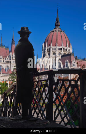 Ungarn, Budapest, Statue von Imre Nagy, kommunistischer Politiker und Reformer, die nach der Revolution 1956 mit ungarischen Parlament im Hintergrund ausgeführt wurde. Stockfoto