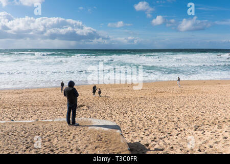 Die Menschen genießen den Sommer Sonne auf den Fistral Beach in Newquay in Cornwall. Stockfoto