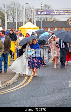 Frauen verkleiden sich für einen Tag auf einem kalten und nassen Tag 1 Am 2019 Aintree Grand National Meeting Stockfoto