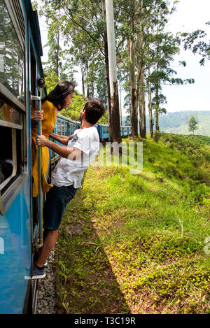 Paar hängende außerhalb des Zuges in Sri Lanka Stockfoto