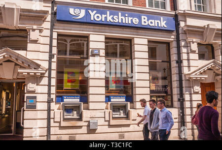 Außenansicht des Yorkshire Bank Filiale in Coney Street in der Innenstadt von York, England, Großbritannien Stockfoto