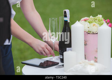 Blumen schmücken eine schöne Hochzeit Stockfoto