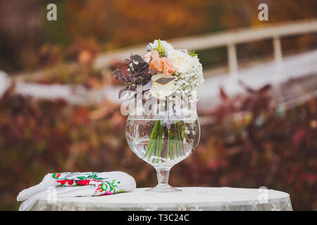 Blumen schmücken eine wunderschöne Hochzeit Stockfoto