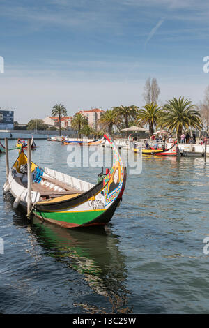 Traditionelle Fischerboote benutzt Touristen zu Fahrten auf den Kanälen von Aveiro, Portugal geben. Stockfoto