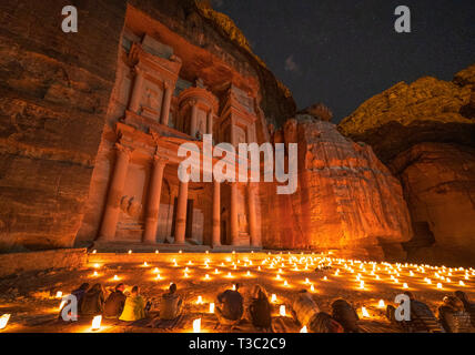 Petra bei Nacht bei Kerzenschein touristische Veranstaltung im Treasury (Al Khazneh), Petra, Jordanien, UNESCO Stockfoto
