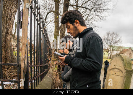 Krakau, Polen - 22. März 2019 - jüdische Männer beten auf Friedhof in Remuh Synagoge Stockfoto