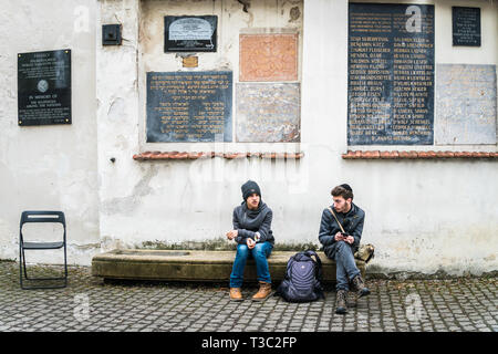 Krakau, Polen - 22. März 2019 - die Besucher in der Synagoge abtreten, Stockfoto