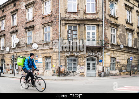 Krakau, Polen - 22. März 2019 - Uber isst Delivery Man in einem Zyklus auf einer alten Stadt Straße Stockfoto