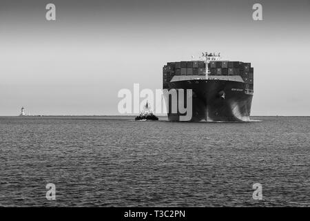 Schwarz-weiß-Bild des Containerschiffs, SEAMAX NEW HAVEN, das den Los Angeles Main Channel im Hafen von Los Angeles, Kalifornien, USA, erreicht. Stockfoto