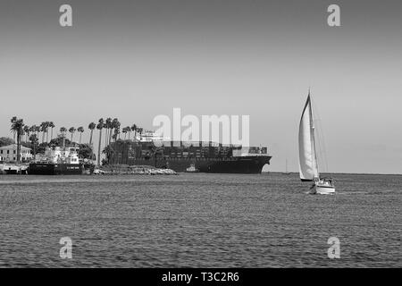Schwarz-weiß-Foto des Giant Container Ship, SEAMAX NEW HAVEN, das den Los Angeles Main Channel im Hafen von Los Angeles, Kalifornien, USA, erreicht Stockfoto