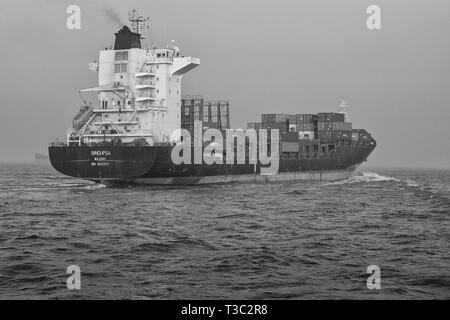 Schwarz-weiß-Foto des Containerschiffs BINDIIPSA aus dem East Lamma Channel in Hongkong. Stockfoto