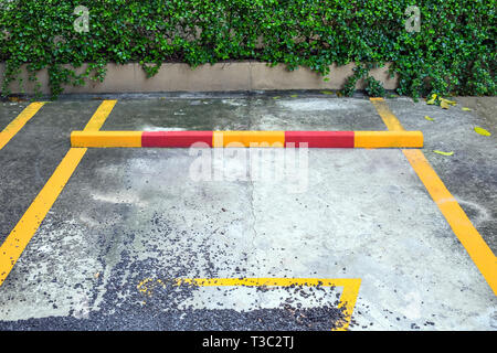 Die gelben Schilder Parkplatz Stockfoto