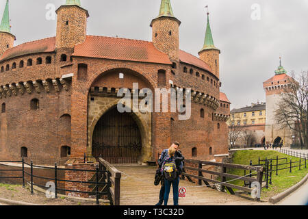 Krakau, Polen - 22. März 2019 - ein paar in der Nähe von mittelalterlichen Barbican Turm Küsse Stockfoto