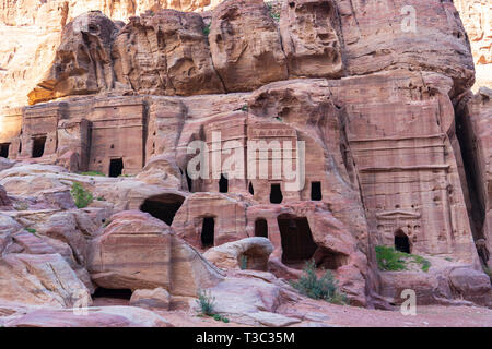 Blick auf die Straße von Fassaden in der Alten nabatäische Stadt Petra, Jordanien. UNESCO-Weltkulturerbe. Stockfoto