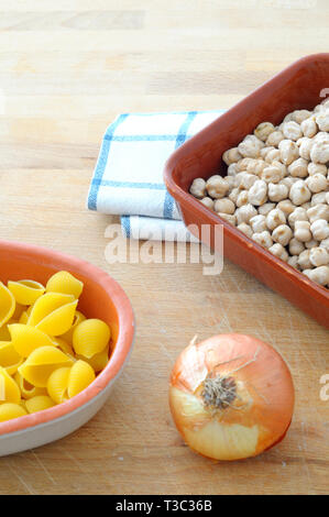 Zutaten für "Pasta e Ceci" Pasta, Kichererbsen und Zwiebel, vertikale Rahmen Stockfoto