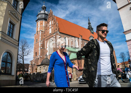 Krakau, Polen - 22. März 2019 - Ein junges Paar Spaziergänge in fornt der Basilika von Corpus Christi in Krakau Stockfoto
