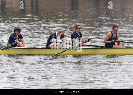 Frauen finden Rennen auf dem 2019 University Boat Race an der Ziellinie Mortlake, London, UK. Oxford Osiris verlieren Frauen. Bea Faleri Stockfoto