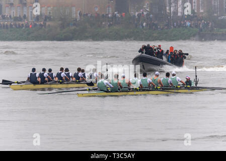 Oxford gegen Cambridge an der 2019 Universität Boat Race Racing auf dem Weg zur Ziellinie Mortlake, London, UK. Die Yacht Race rudern Teams auf der Themse Stockfoto