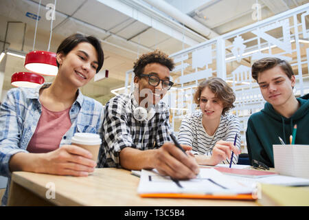 Begeistert Schüler, die am Projekt Stockfoto