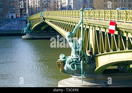 Der Pont Mirabeau über den Fluss Seine, die Verknüpfung der 15 & 16 arrs. Von zwei Sätzen von Stahl Auskragungen in einem gelblich-grün lackierten gebildet. Stockfoto