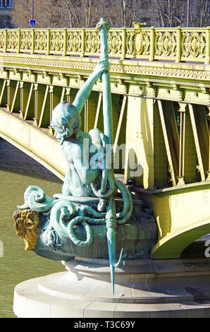 Der Pont Mirabeau über den Fluss Seine, die Verknüpfung der 15 & 16 arrs. Von zwei Sätzen von Stahl Auskragungen in einem gelblich-grün lackierten gebildet. Stockfoto
