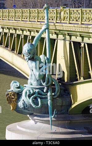 Der Pont Mirabeau über den Fluss Seine, die Verknüpfung der 15 & 16 arrs. Von zwei Sätzen von Stahl Auskragungen in einem gelblich-grün lackierten gebildet. Stockfoto