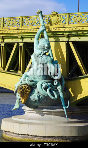 Der Pont Mirabeau über den Fluss Seine, die Verknüpfung der 15 & 16 arrs. Von zwei Sätzen von Stahl Auskragungen in einem gelblich-grün lackierten gebildet. Stockfoto