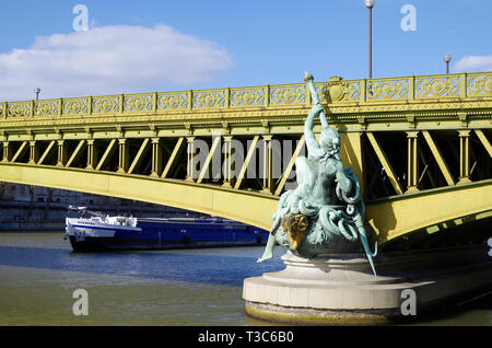 Der Pont Mirabeau über den Fluss Seine, die Verknüpfung der 15 & 16 arrs. Von zwei Sätzen von Stahl Auskragungen in einem gelblich-grün lackierten gebildet. Stockfoto