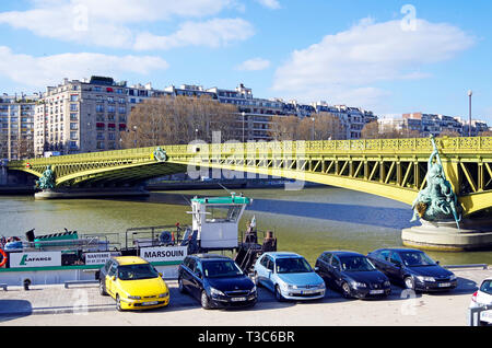 Der Pont Mirabeau über den Fluss Seine, die Verknüpfung der 15 & 16 arrs. Von zwei Sätzen von Stahl Auskragungen in einem gelblich-grün lackierten gebildet. Stockfoto