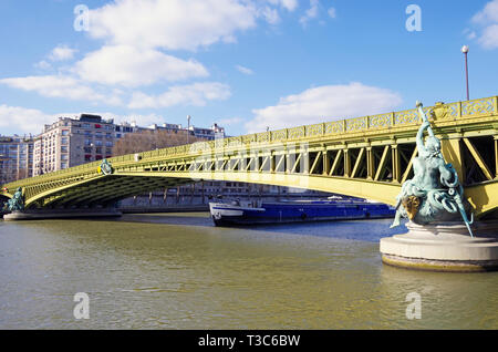 Der Pont Mirabeau über den Fluss Seine, die Verknüpfung der 15 & 16 arrs. Von zwei Sätzen von Stahl Auskragungen in einem gelblich-grün lackierten gebildet. Stockfoto