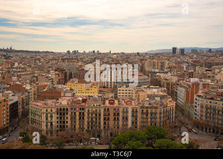 Bunten Straßen von Barcelona. Die hellen Häuser gegen den blauen Himmel. die Berge im Hintergrund. Stockfoto