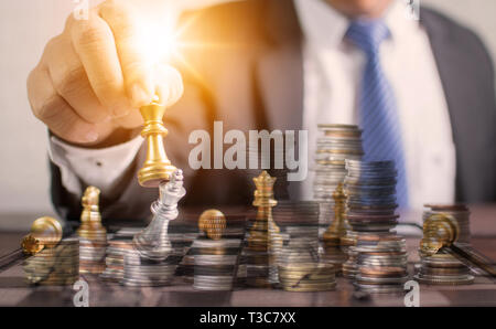 Erfolgreiche Planung und Strategisches Konzept, business Mann, Schach und Vorwärts für Win und den Sieg mit in die Waagschale geworfen Geld Münzen Stockfoto