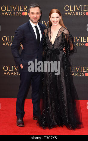 Hadley Fraser und Rosalie Craig sind auf dem roten Teppich während der Olivier Awards 2019 mit Mastercard in der Royal Albert Hall in London gesehen. Stockfoto