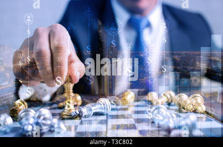 Investitionen Konzept der Business mann Planung und Umsetzung Schach der Finanzen Geld an Bord Stockfoto