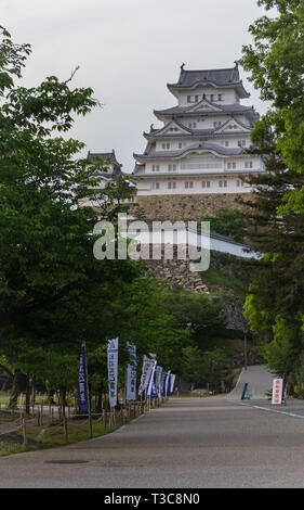 Gasse Straße nach Himeji Castle durch traditionelle Fahnen an einem klaren, sonnigen Tag umrahmt. Himeji, Hyogo, Japan, Asien. Stockfoto