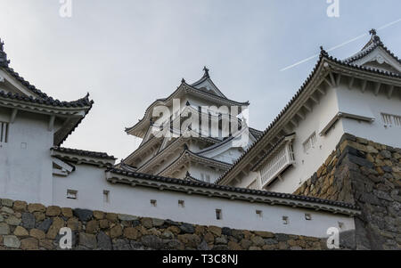 Detail der Himeji Castle und Wände an einem klaren, sonnigen Tag. Himeji, Hyogo, Japan, Asien. Stockfoto