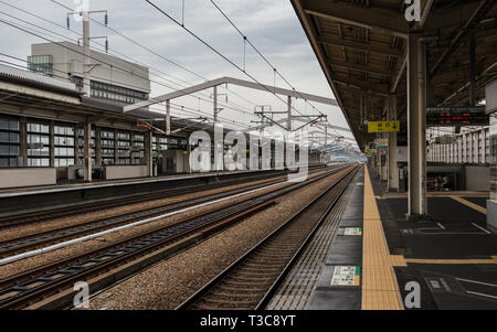 In Himeji Hauptbahnhof an einem klaren Tag. Himeji, Hyogo, Japan, Asien. Stockfoto