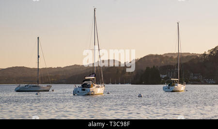 Segelboote auf dem See Windermere, Lake District - Frühjahr Sonnenuntergang März 2019 Stockfoto