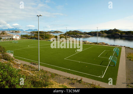 Die freiliegenden artifical Rasenfußballplatz an henningsvær ein kleines Fischerdorf in Vågan Gemeinde in Nordland County, Norwegen Stockfoto