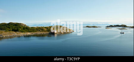 Landschaft panorama Segeln die Lofoten und die Küste in der Nähe von henningsvær ein kleines Fischerdorf in Vågan Gemeinde in Nordland County, Norwegen Stockfoto