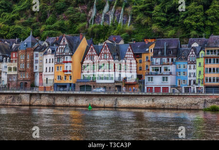 Blick über die Mosel auf die Altstadt von Cochem. Stockfoto