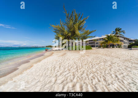 Seven Mile Beach auf Grand Cayman in der Karibik. Stockfoto
