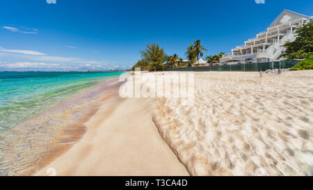 Seven Mile Beach auf Grand Cayman in der Karibik. Stockfoto