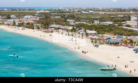 Luftaufnahme der Strand am Cruise Center des Grand Turk in der Karibik mit Blick über Cockburn Town. Stockfoto