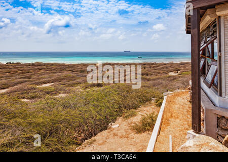 Blick von der Hudishibana Hochebene auf Aruba auf das offene Meer. Auf der Hudishibana Hochebene ist auch der berühmte Leuchtturm "California" von Aruba. Stockfoto