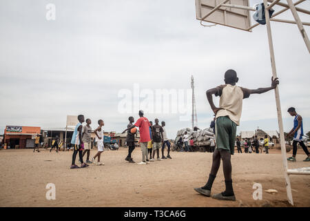 Kinder Basketball spielen in Nakivale refugee Settlement south west Uganda. Nakivale wurde 1958 gegründet und offiziell anerkannt als Flüchtling Abrechnung in 1960. Die Siedlung beherbergt mehr als 100.000 Flüchtlinge aus Burundi, der Demokratischen Republik Kongo, Eritrea, Äthiopien, Ruanda, Somalia, Sudan, und im Südsudan. Stockfoto